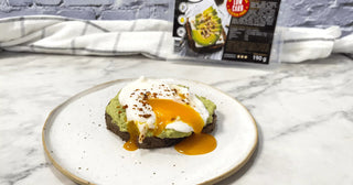 Keto toast z awokado i jajkiem w koszulce