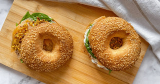 Keto bagel z łososiem i szpinakiem 